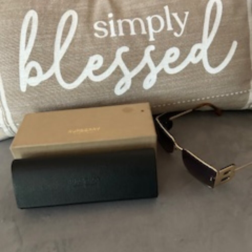 Price Drop ! Burberry Sunglasses & Case
